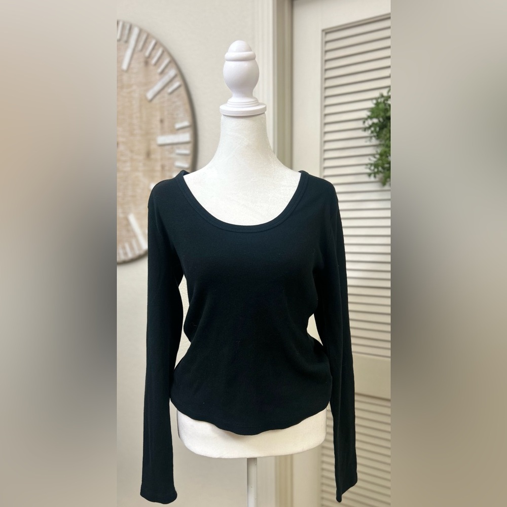 Universal Thread Black Long Sleeve Scoop Neck Tee